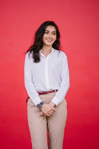 さわやかな白いシャツとカーキ色のズボンに身を包んだ少女インド アジア ビジネスの学生の肖像画 — ストック写真