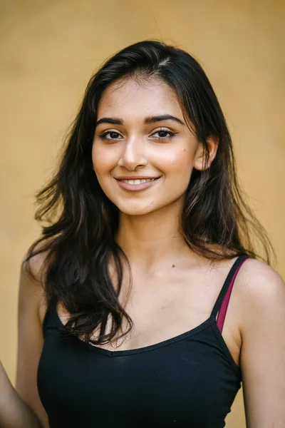 Fiatal Vonzó Gyönyörű Indiai Ázsiai Lány Fekete Felső Illeszkedő Portréja — Stock Fotó