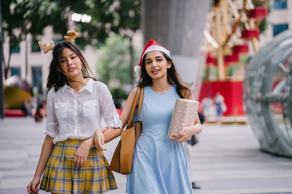 Dvě Šťastné Asijské Dívky Které Chodí Nákupními Pytli Prezentujete Vánoce — Stock fotografie