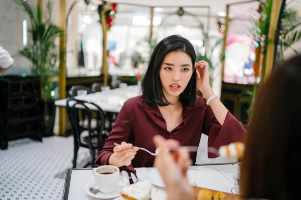 klas bir kapalı Kafe oturan bir güzel ve zarif genç Kore Asya kadın portresi