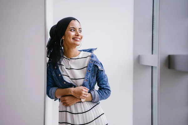 Jonge Elegante Aantrekkelijke Maleise Moslimvrouw Die Overdag Jurk Spijkerjasje Draagt — Stockfoto