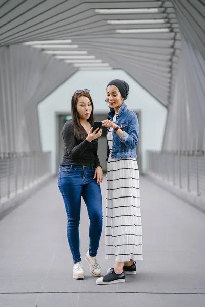 Dos Amigos Diferentes Etnias Puente Durante Día Una Una Mujer —  Fotos de Stock