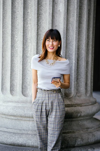 Portret Van Een Aantrekkelijke Zelfverzekerde Succesvolle Chinese Aziatische Vrouw Houdt — Stockfoto