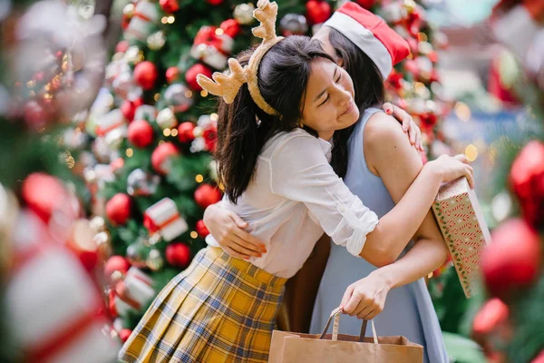 Deux Jeunes Filles Asiatiques Échangent Des Cadeaux Entre Elles Sous — Photo