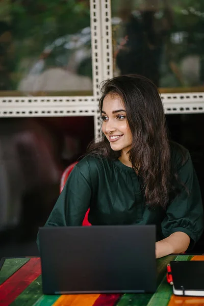 Giovane Studente Universitario Donna Asiatica Indiana Sta Studiando Lavorando Sul — Foto Stock