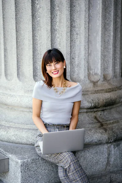 Retrato Una Atractiva Segura Exitosa Mujer Asiática China Usando Portátil — Foto de Stock