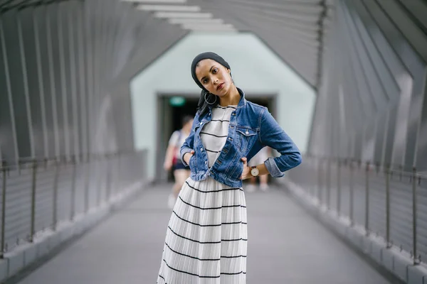 Jovem Elegante Atraente Mulher Muçulmana Malaia Vestindo Vestido Jaqueta Jeans — Fotografia de Stock