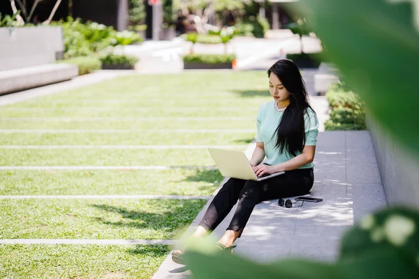 Genç ve çekici bir Asyalı kadın öğrenci oturur ve gün boyunca bir üniversite kampüsünde onu dizüstü bilgisayar üzerinde çalışır. O gelişigüzel giyinmiş ve o çalışmalar gibi güneş gözlüğü bir çift var. 