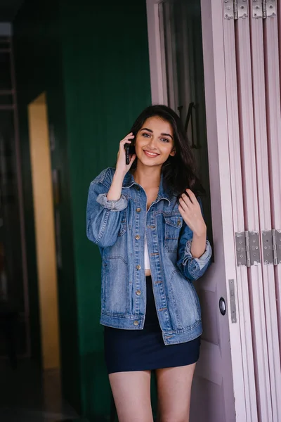 Retrato Uma Mulher Asiática Indiana Bonita Alta Elegante Jovem Falando — Fotografia de Stock