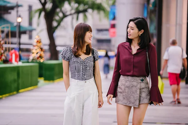 iki yakın arkadaş birlikte sokakta yürürken 