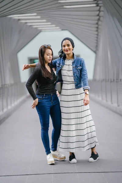 Dois Amigos Etnia Diferente Uma Ponte Durante Dia Deles Uma — Fotografia de Stock