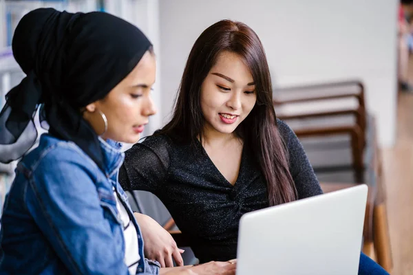 Müslüman bir Orta Doğulu kadın Çinli bir meslektaşıyla iş görüşmesi yapıyor..