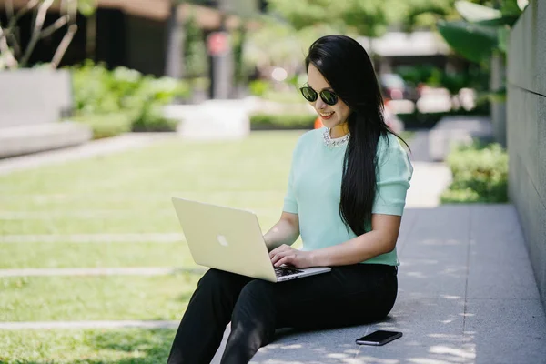 Una Joven Atractiva Estudiante Asiática Sienta Trabaja Computadora Portátil Campus — Foto de Stock