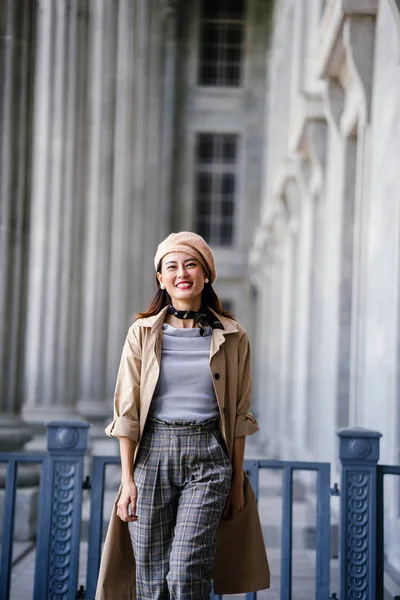 Zarif ve çekici Asyalı Çinli kadın. O şık giyinmiş ve çekici ve güzel