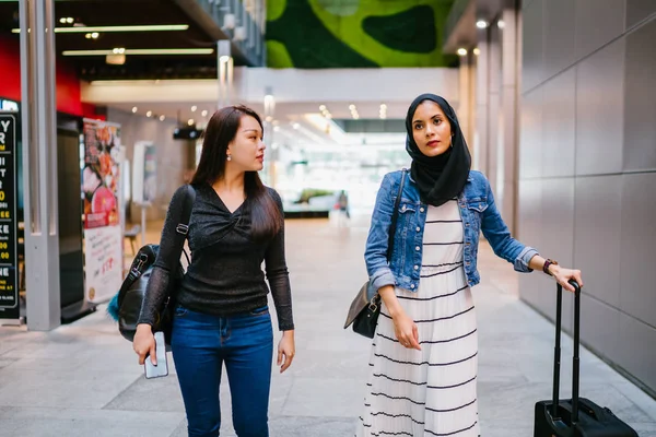 Duas Amigas Shopping Center Uma Chinesa Outra Muçulmana — Fotografia de Stock