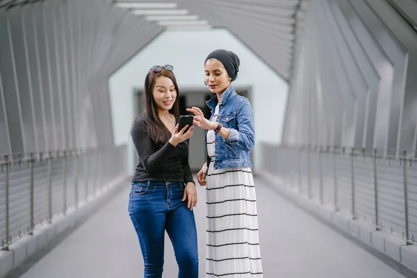 Zwei Freunde Unterschiedlicher Ethnischer Zugehörigkeit Tagsüber Auf Einer Brücke Die — Stockfoto