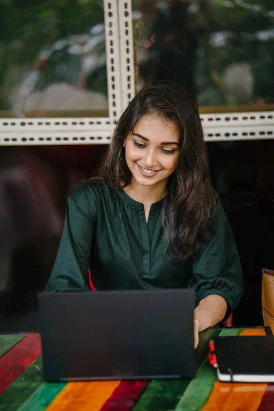 Joven Estudiante Universitaria Mujer India Asiática Está Estudiando Trabajando Computadora — Foto de Stock