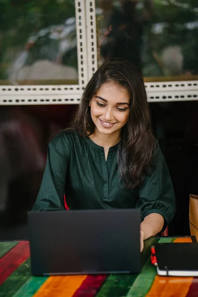 Giovane Studente Universitario Donna Asiatica Indiana Sta Studiando Lavorando Sul — Foto Stock