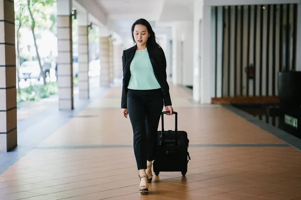 Een Jonge Aziatische Vrouw Trekt Haar Koffer Bagage Aantrekkelijk Elegant — Stockfoto