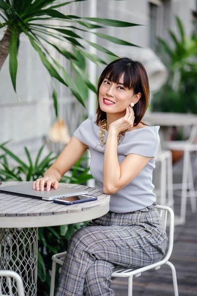 Portrait Confident Stylish Attractive Middle Aged Chinese Asian Woman Sitting — Stock Photo, Image