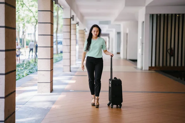 Una Joven Asiática Está Sacando Maleta Equipaje Ella Atractiva Elegante —  Fotos de Stock