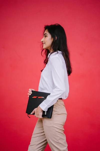 그녀는 그녀의 휴대용 퍼스널 컴퓨터 노트북 셔츠와 카키색 바지를 아시아 — 스톡 사진