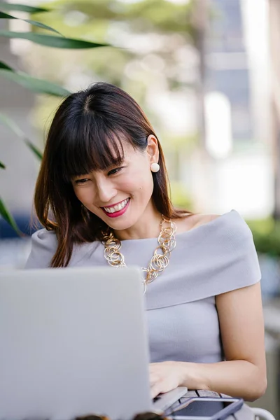 Retrato Una Atractiva Segura Exitosa Mujer Asiática China Usando Portátil — Foto de Stock