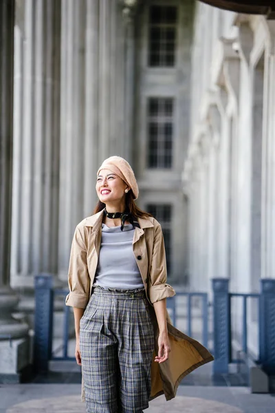 Zarif ve çekici Asyalı Çinli kadın. O şık giyinmiş ve çekici ve güzel