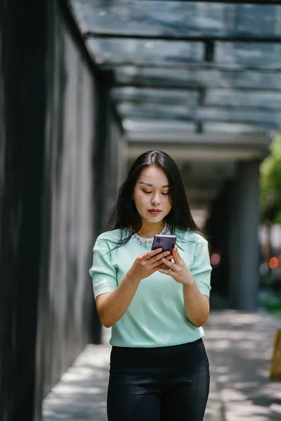 一个年轻美丽的拿着智能手机的亚裔妇女的画像 — 图库照片