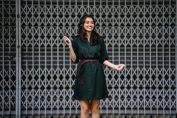 Retrato Una Joven Atractiva Hermosa Muchacha Milenaria India Asiática Bailando — Foto de Stock