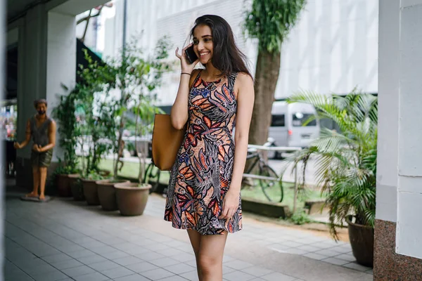 Joven Mujer Asiática India Pie Hablando Teléfono Inteligente Una Calle — Foto de Stock