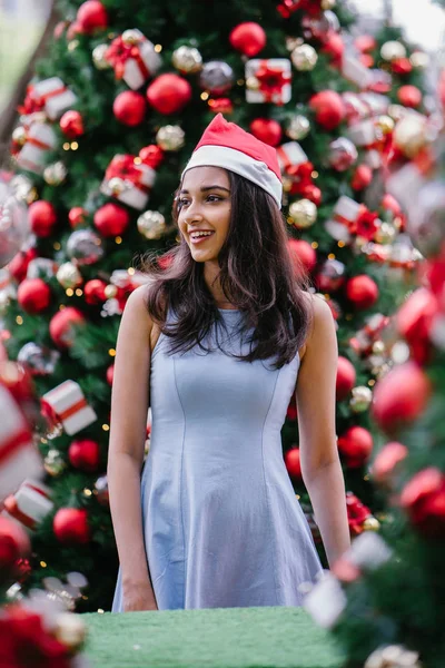 Slavnostní Vánoční Portrét Mladé Krásné Šťastné Indické Asijské Ženy Usmívala — Stock fotografie
