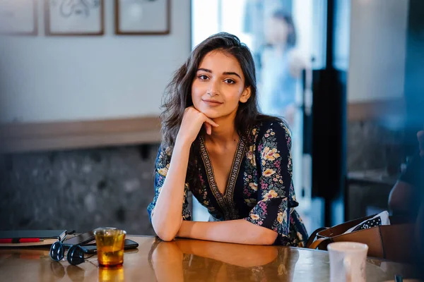 Portrait Une Jeune Belle Indienne Assise Comptoir Dans Élégant Café — Photo