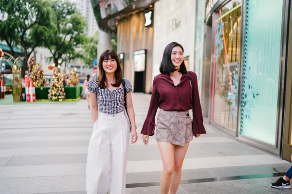Dos Amigos Cercanos Caminando Juntos Por Calle — Foto de Stock