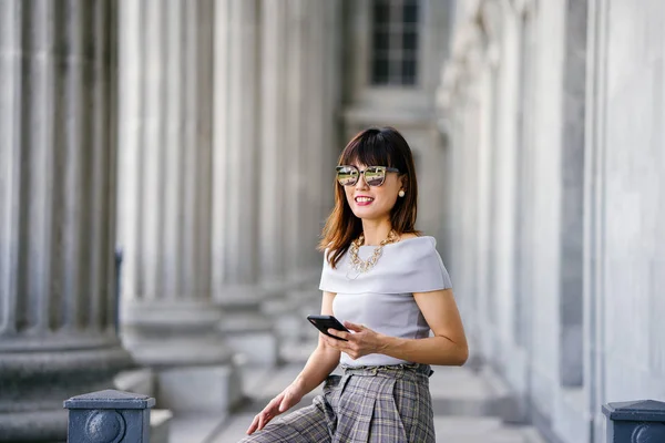 Retrato Una Atractiva Segura Exitosa Mujer Asiática China Ella Sostiene —  Fotos de Stock