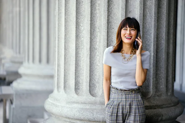 Retrato Una Atractiva Segura Exitosa Mujer Asiática China Ella Sostiene —  Fotos de Stock