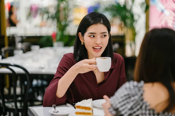 一个美丽而优雅的年轻的韩国亚洲妇女坐在一个优雅的室内咖啡馆的肖像 — 图库照片
