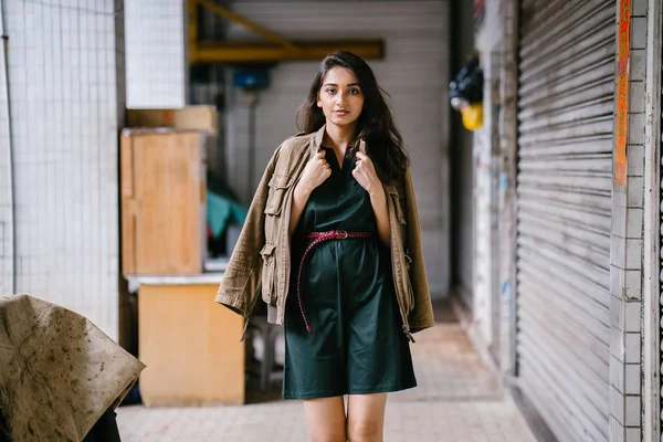 Joven Alta Delgada Elegante Mujer India Asiática Posa Para Retrato — Foto de Stock