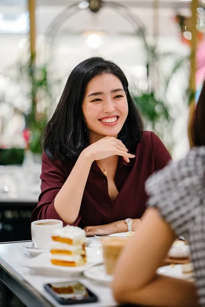 Retrato Una Hermosa Elegante Joven Coreana Asiática Sentada Elegante Café —  Fotos de Stock