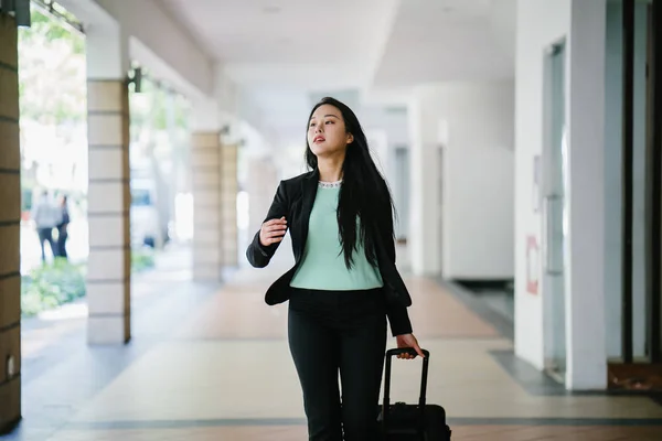 Een Jonge Aziatische Vrouw Trekt Haar Koffer Bagage Aantrekkelijk Elegant — Stockfoto