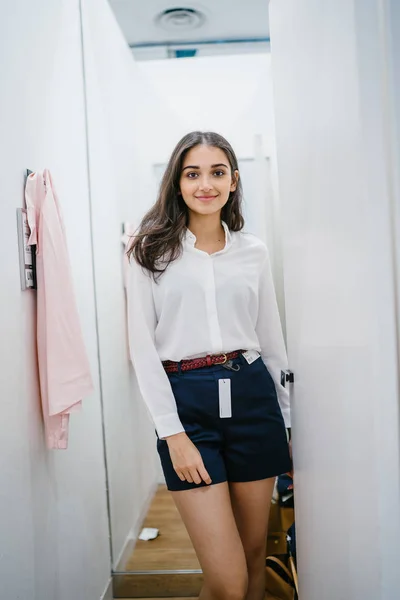 Retrato Una Joven Alta Hermosa Elegante Mujer India Asiática Probando —  Fotos de Stock