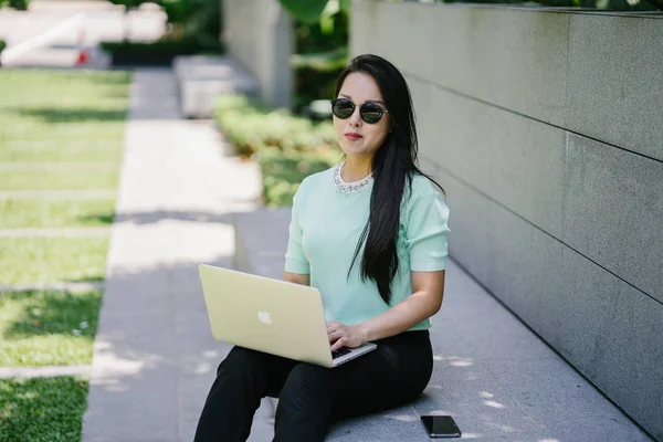 Genç ve çekici bir Asyalı kadın öğrenci oturur ve gün boyunca bir üniversite kampüsünde onu dizüstü bilgisayar üzerinde çalışır. O, o çalışırken gelişigüzel giyinmiş. 
