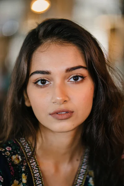 一个年轻的 自信的 有吸引力的印度亚洲女孩在一个温暖点燃的时尚咖啡馆肖像头拍摄 — 图库照片