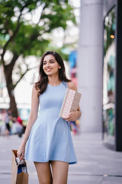 Jonge Modieuze Gelukkig Jonge Indiase Aziatische Vrouw Een Blauwe Jurk — Stockfoto