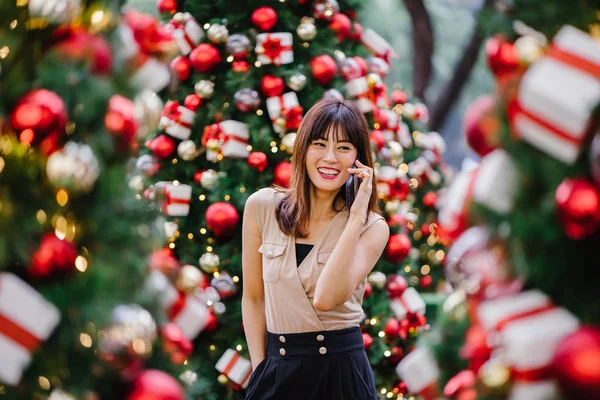 Bela Mulher Meia Idade Está Falando Alegremente Seu Smartphone Sorrindo — Fotografia de Stock