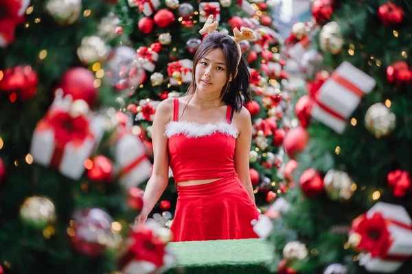 Retrato Uma Jovem Menina Chinesa Asiática Vestido Traje Vermelho Santarina — Fotografia de Stock