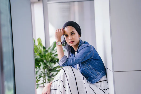 Młoda Elegancka Atrakcyjna Malajska Muzułmanka Ubrana Sukienkę Dżinsową Kurtkę Ciągu — Zdjęcie stockowe