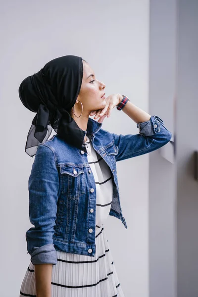 若いです エレガントで魅力的なマレー系イスラム教徒の女性は 日中のドレスやデニムジャケットを着て — ストック写真