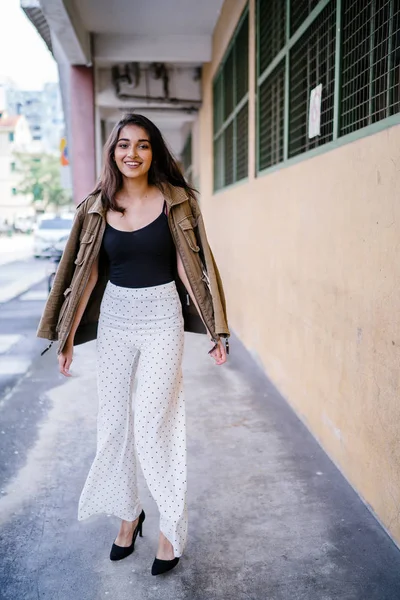 Retrato Uma Mulher Asiática Indiana Alta Bonita Magra Elegante Andando — Fotografia de Stock