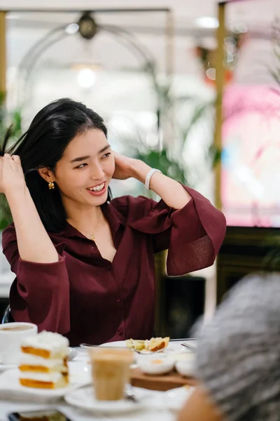 Портрет Красивой Элегантной Молодой Корейской Женщины Сидящей Стильном Закрытом Кафе — стоковое фото